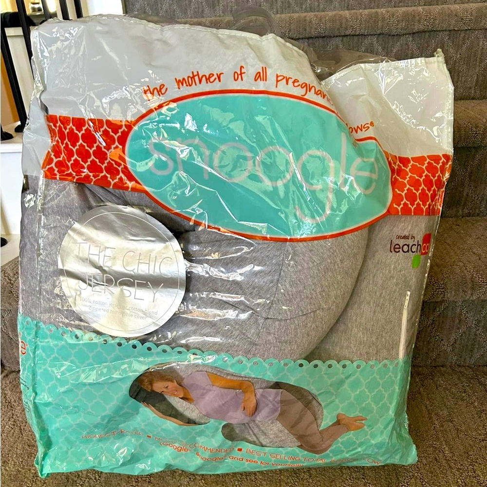 Snoogle pregnancy pillow and cover